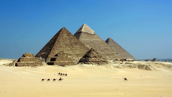 Quelle expérience offre une visite nocturne des pyramides d'Égypte?
